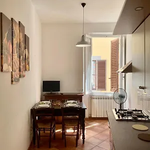 Nice & Roomy Behind The Uffizi Museum Italy